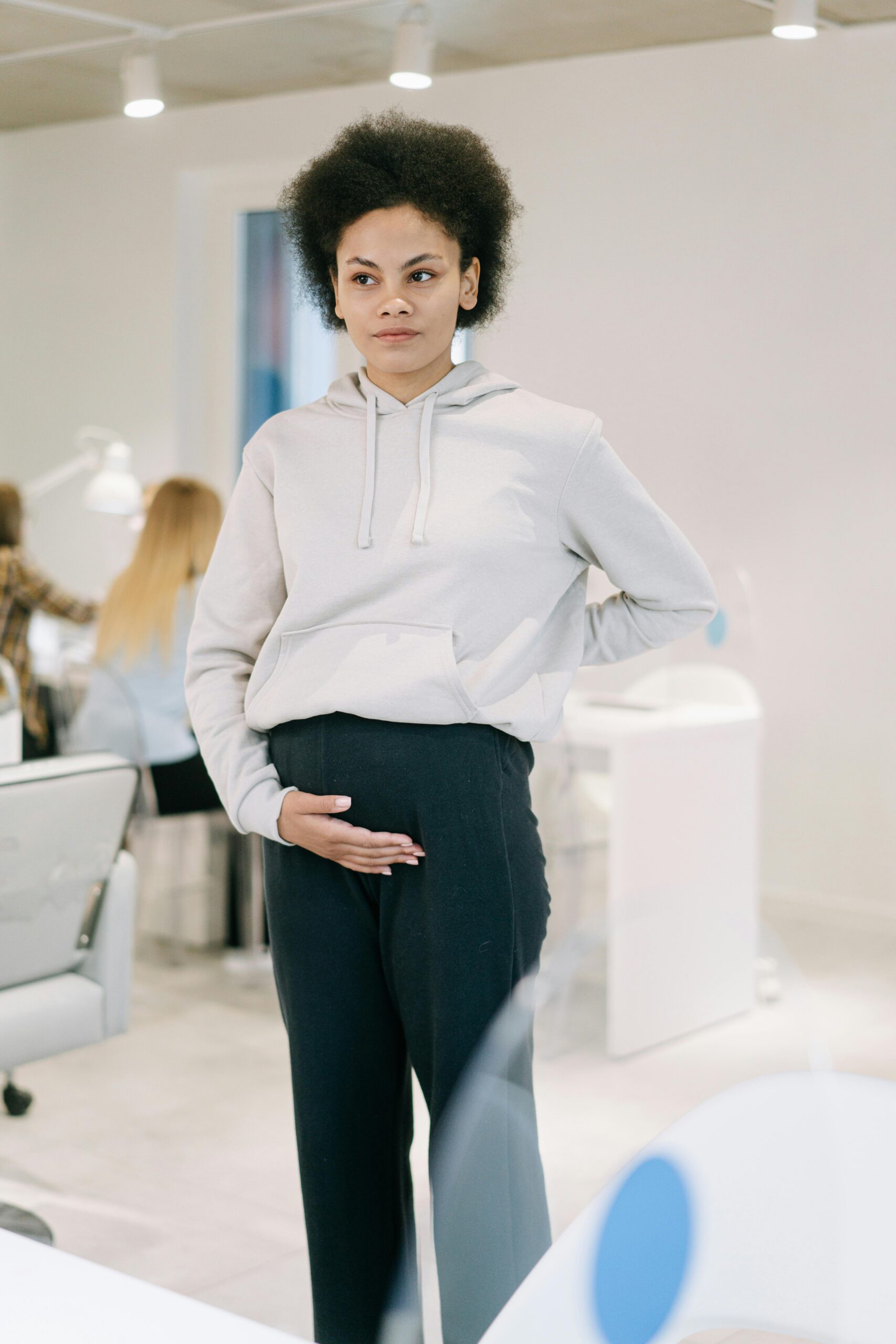 Femme enceinte au travail devant un ordinateur, concentrée