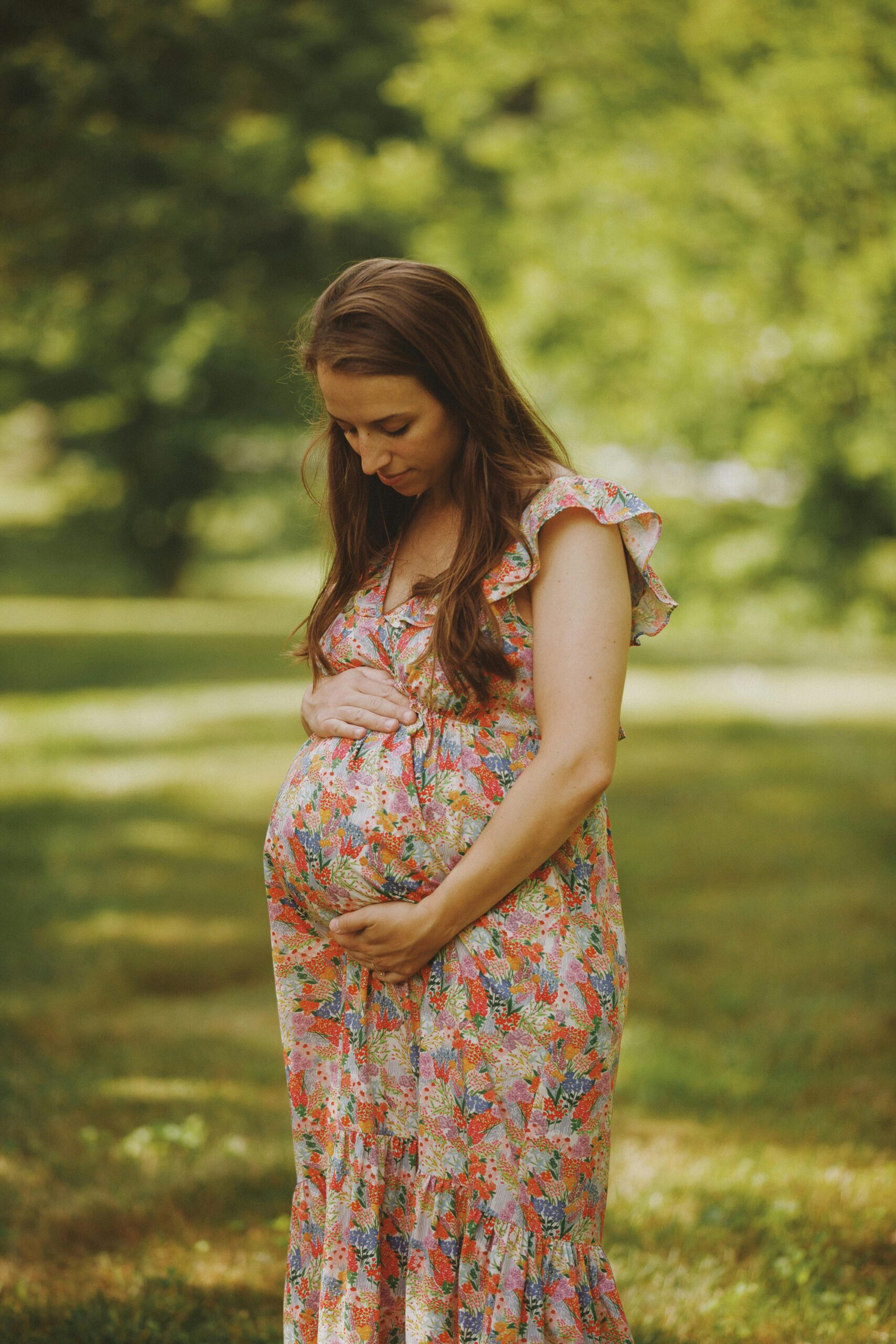 Femme enceinte souriante, regard tourné vers l’avenir