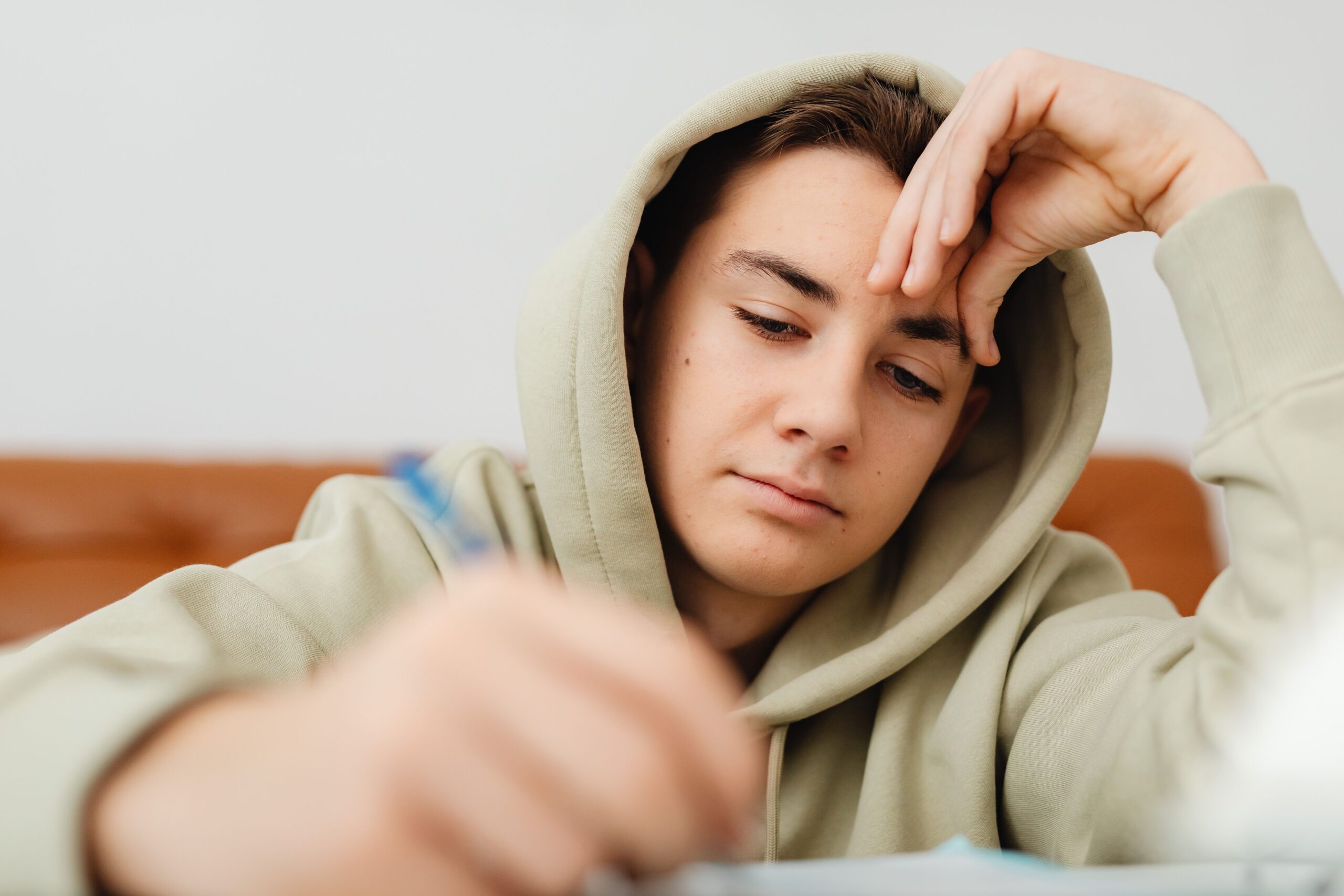 Adolescent écrivant à l'école